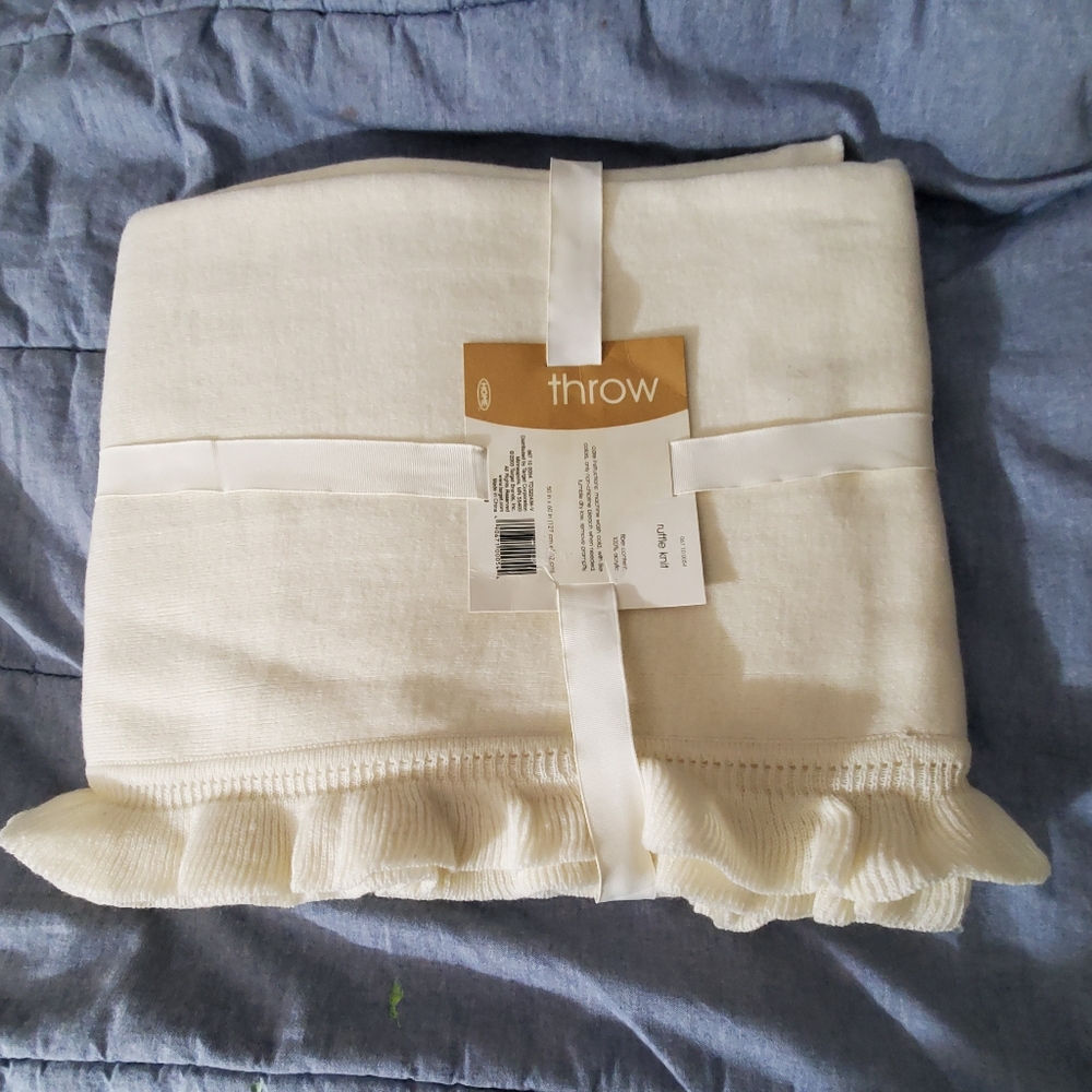 Vintage 2003 Target Ruffle Knit Throw Cream color NEW 50X60" blanket NOS